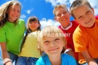 嬰兒打嗝平躺還是側(cè)躺好？抱起來喂點(diǎn)水才最推薦